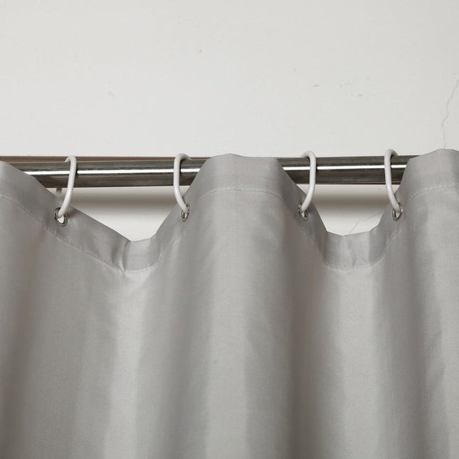 Světle šedý látkový sprchový závěs